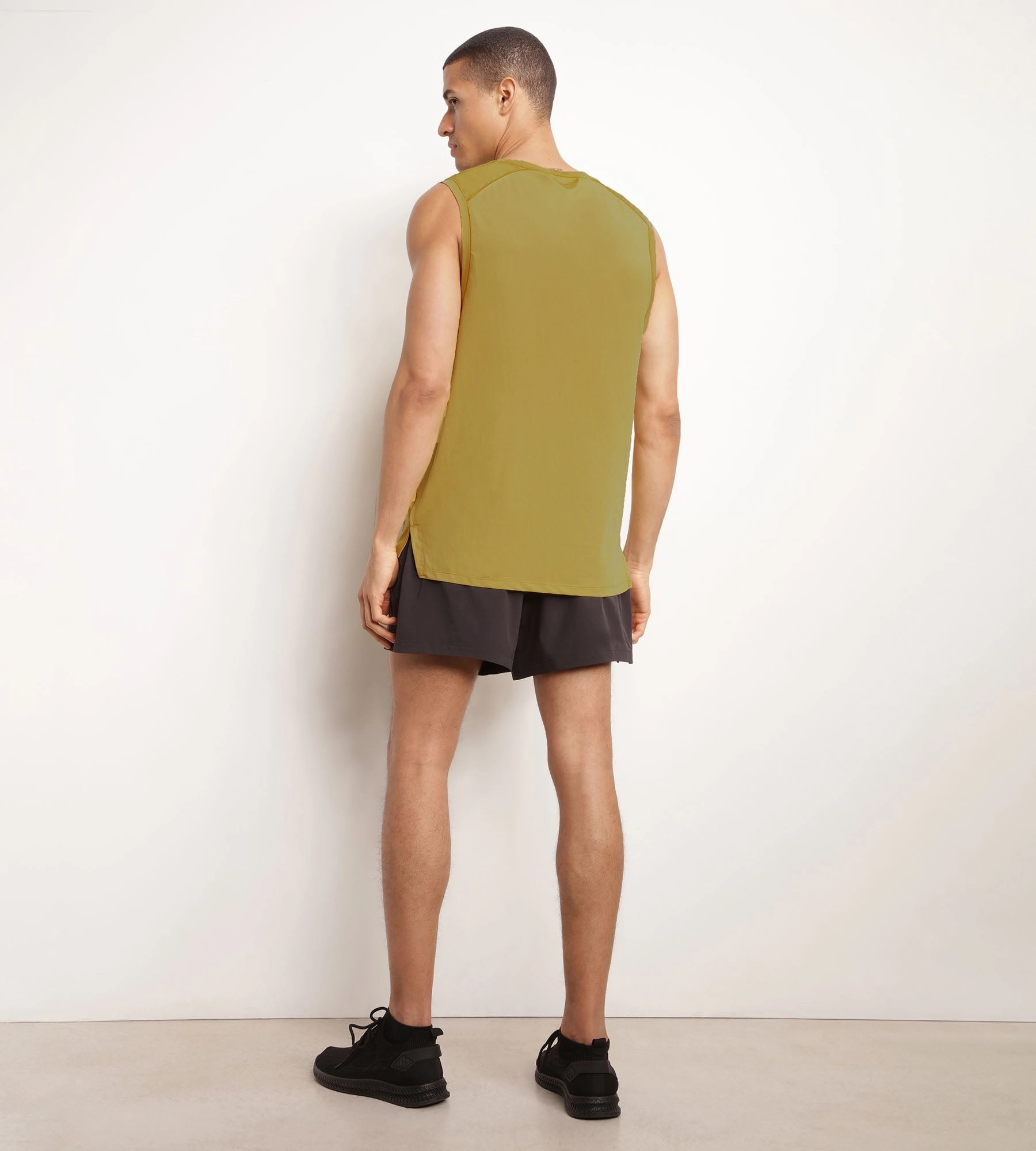 Débardeur de sport homme en matière aérée Olive Dim Move