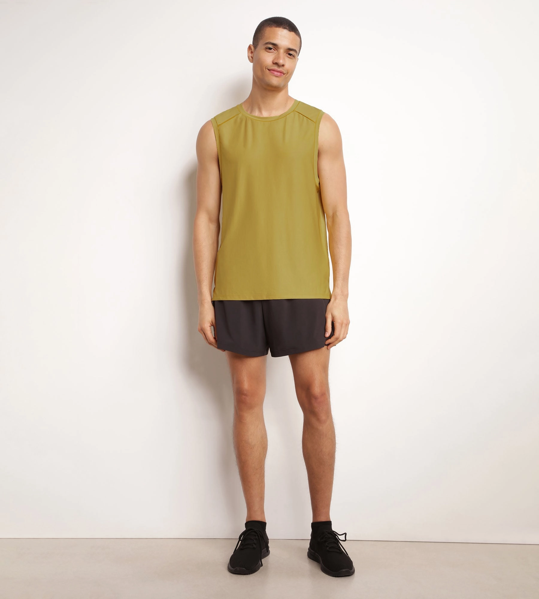 Débardeur de sport homme en matière aérée Olive Dim Move